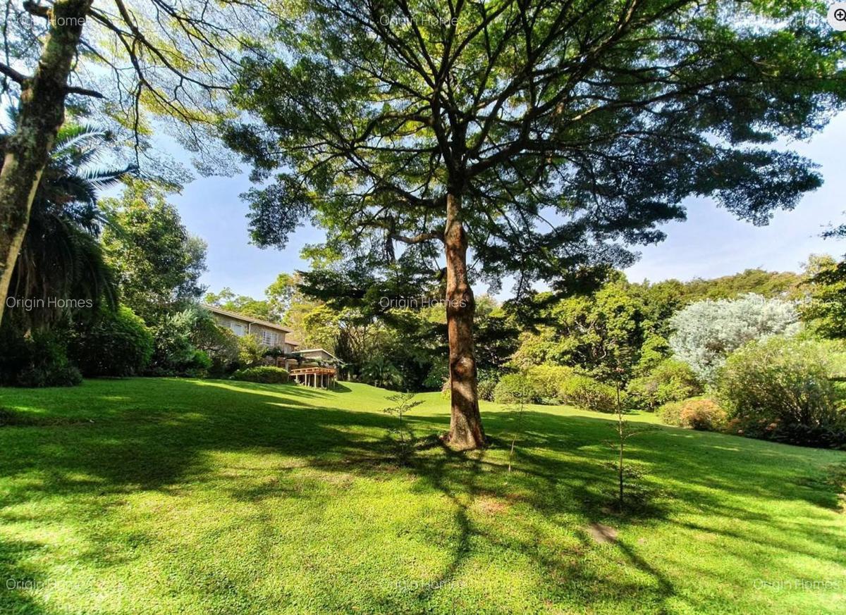 5 Bed House with En Suite in Ridgeways - 2