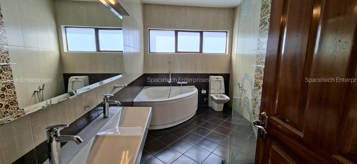 5 Bed Townhouse with En Suite in Westlands Area - 13