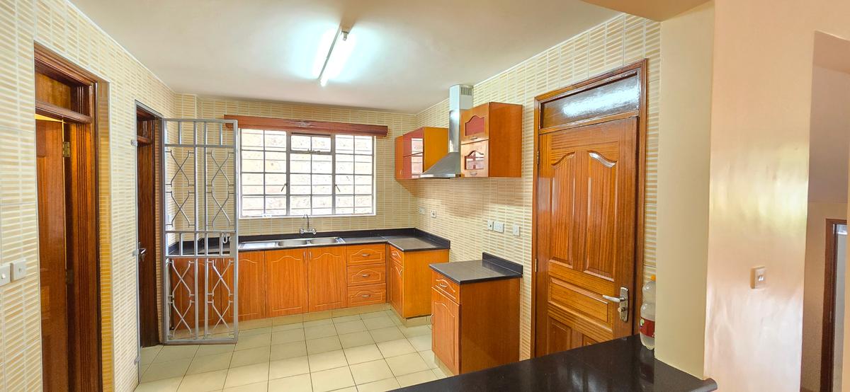 5 Bed Townhouse with En Suite at Lavington - 19