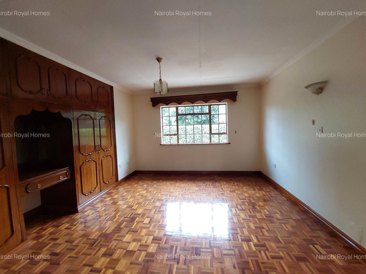 5 Bed House with En Suite at Daisy Road - 11