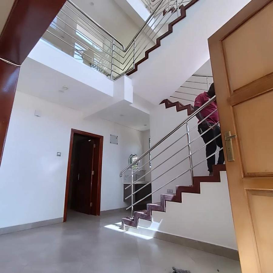 5 Bed Villa with En Suite at Lavington - 8