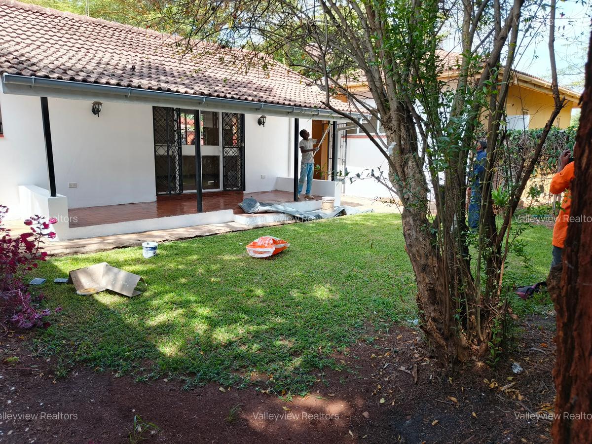 3 Bed Villa with En Suite at Lavington - 9
