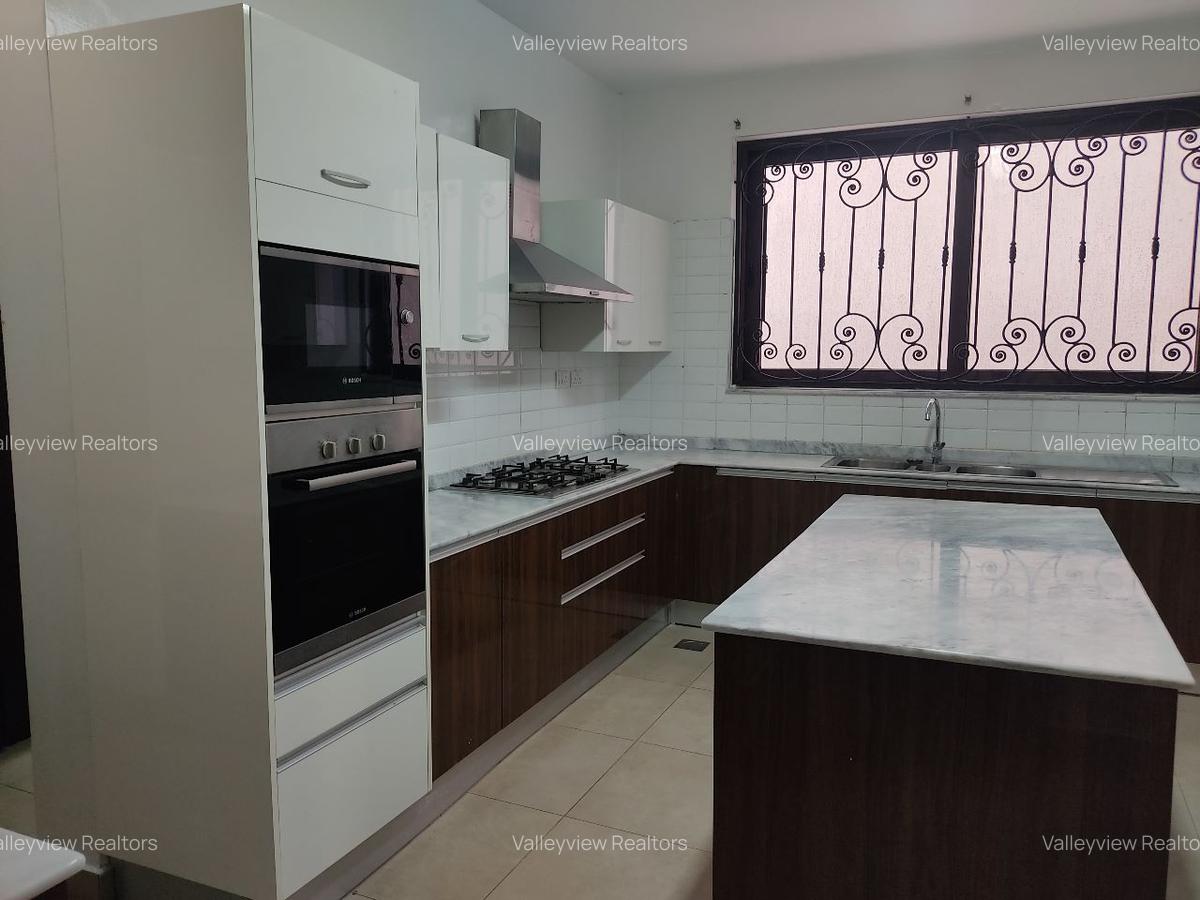 5 Bed Townhouse with En Suite at Lavington - 15