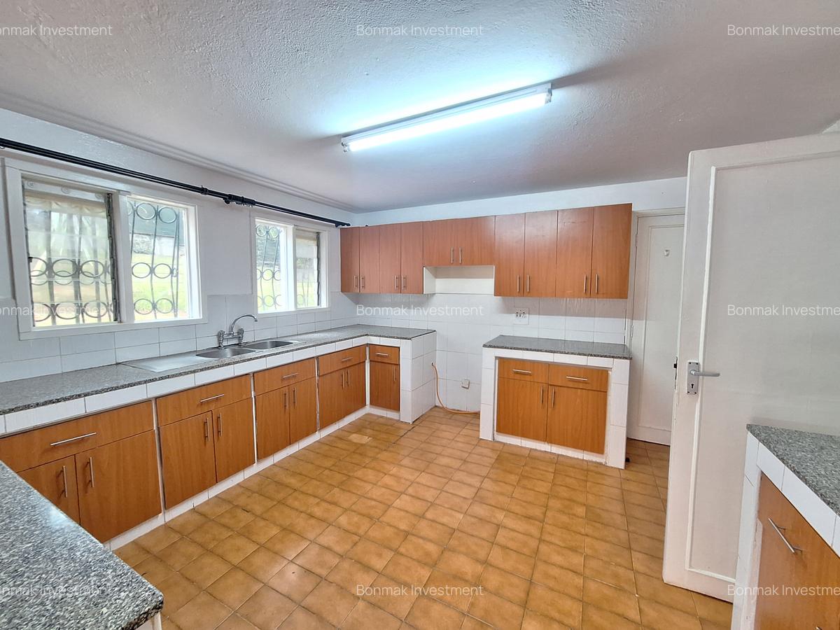 4 Bed House with En Suite at Hill View Close - 11