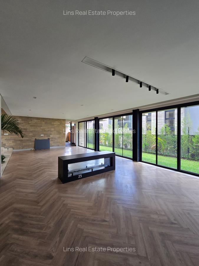 5 Bed Townhouse with En Suite in Brookside - 12