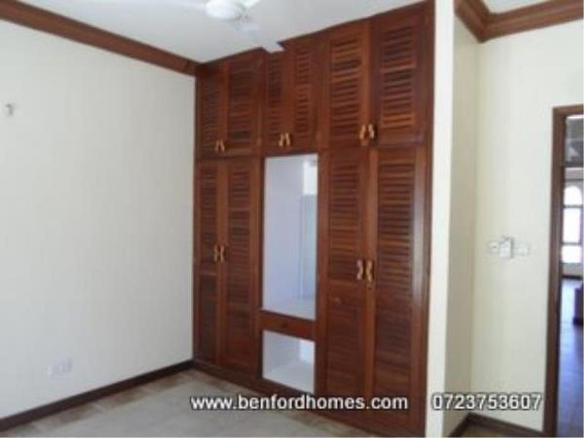 Furnished 3 Bed Apartment with En Suite at Area - 7