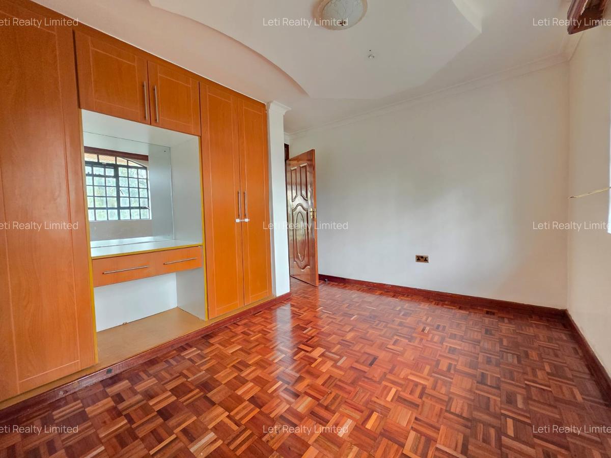 5 Bed House with En Suite in Runda - 12