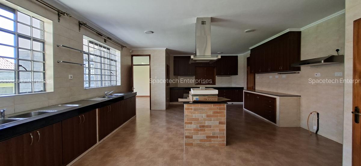 7 Bed House with En Suite in Runda - 10