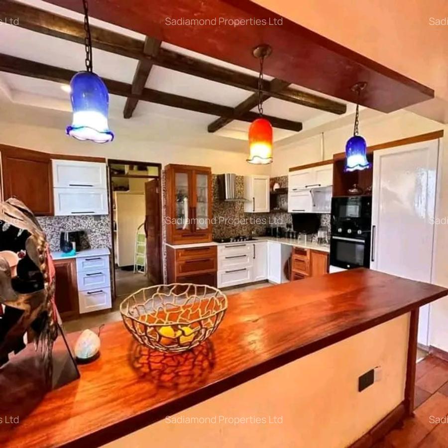 7 Bed House with En Suite in Ridgeways - 2