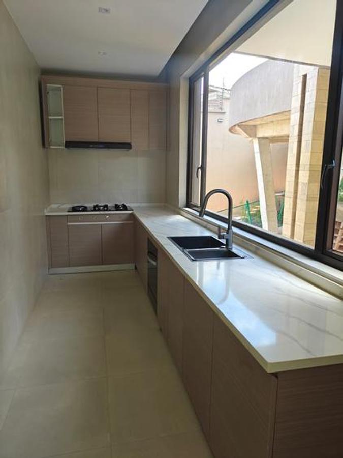 6 Bed House with En Suite in Nyari - 10