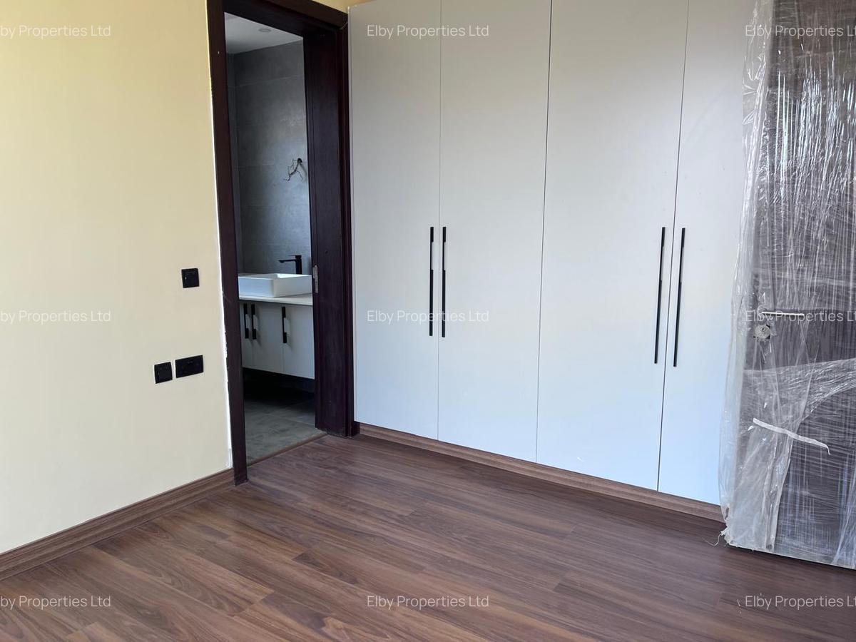 4 Bed House with En Suite in Membley - 10