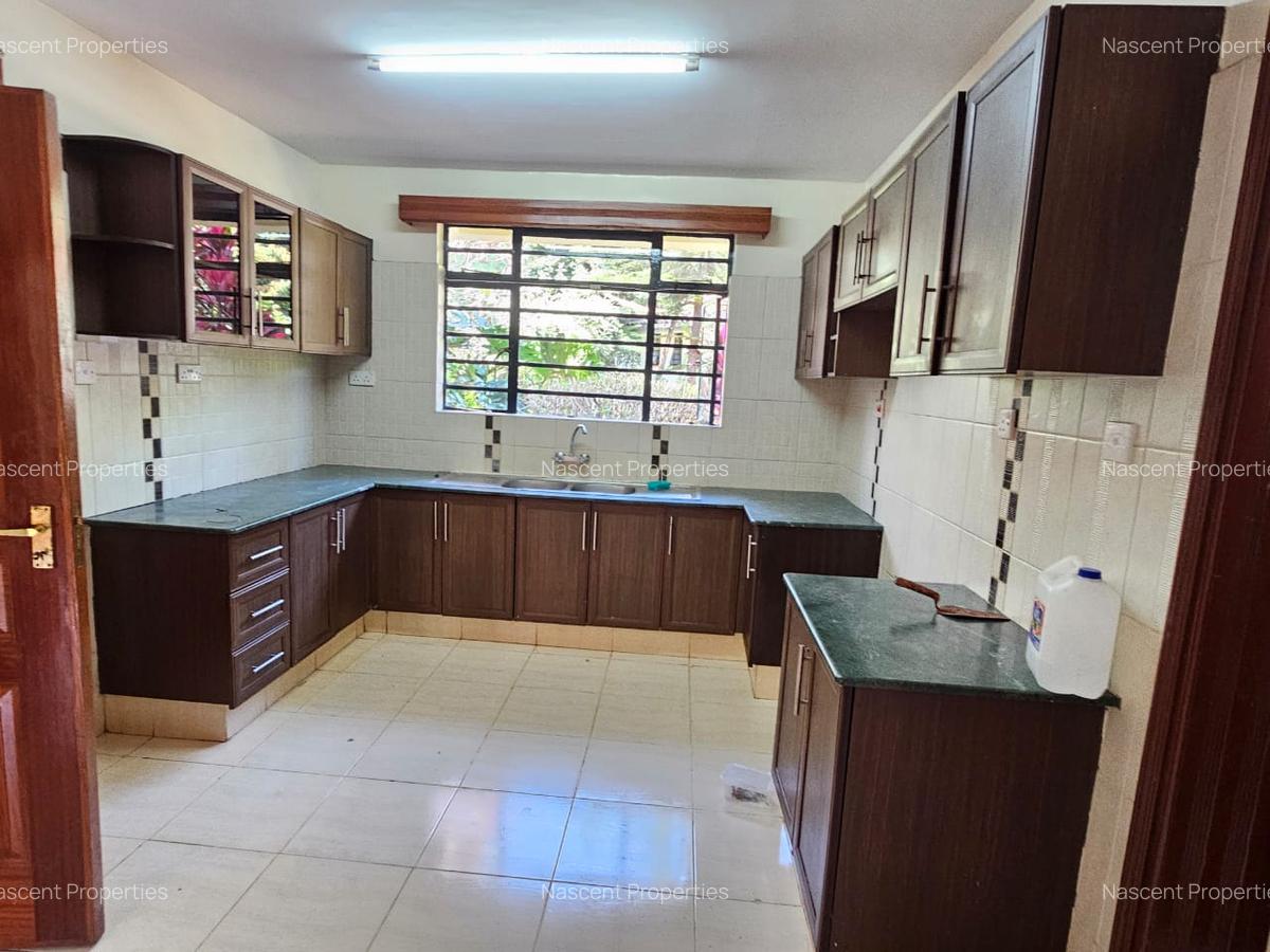 4 Bed Villa with En Suite in Rosslyn - 17
