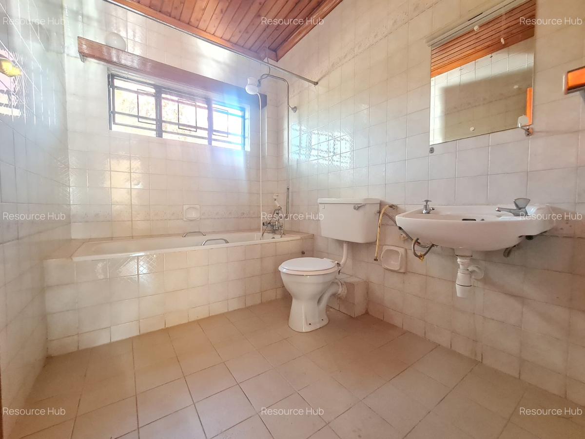 4 Bed House with En Suite at Nyari - 11