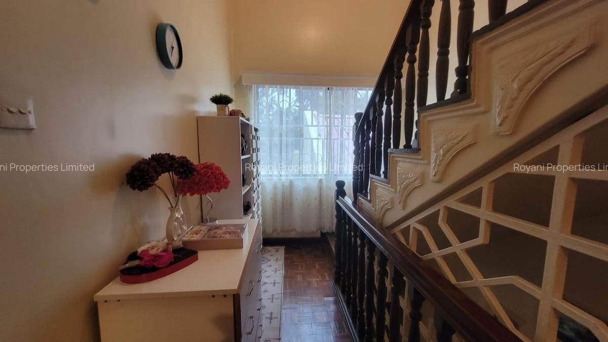 5 Bed House with En Suite in Lavington - 8