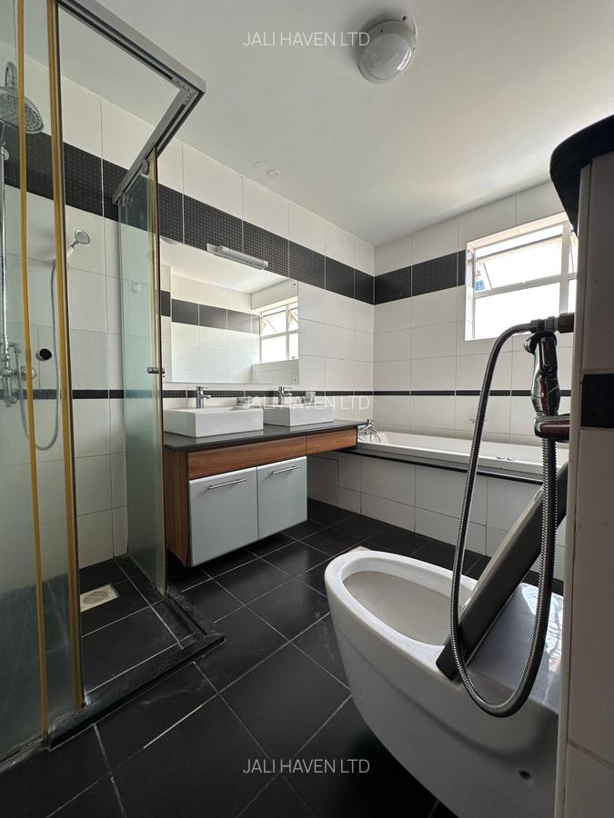 4 Bed Apartment with En Suite in Riverside - 10