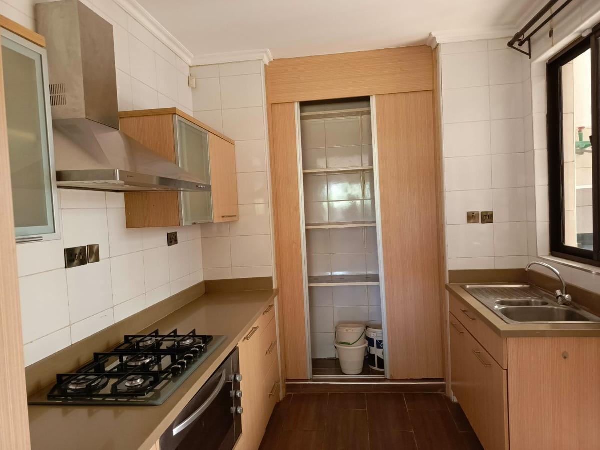 4 Bed House with En Suite in Ridgeways - 9