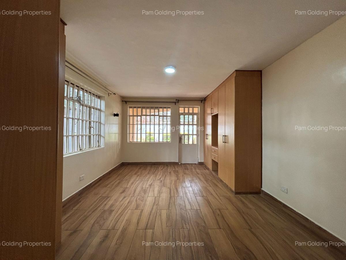 4 Bed House with En Suite in Rosslyn - 7