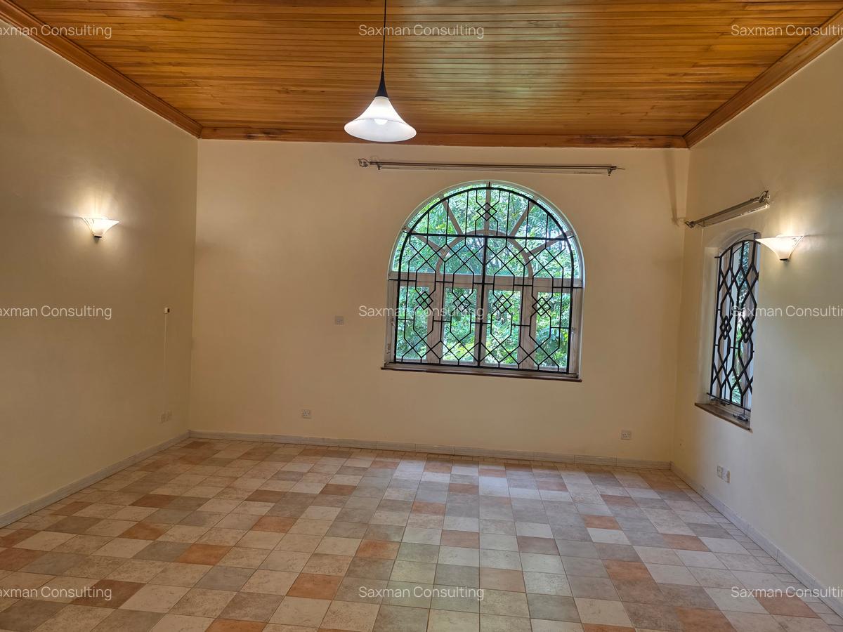 4 Bed House with En Suite in Lake View - 4