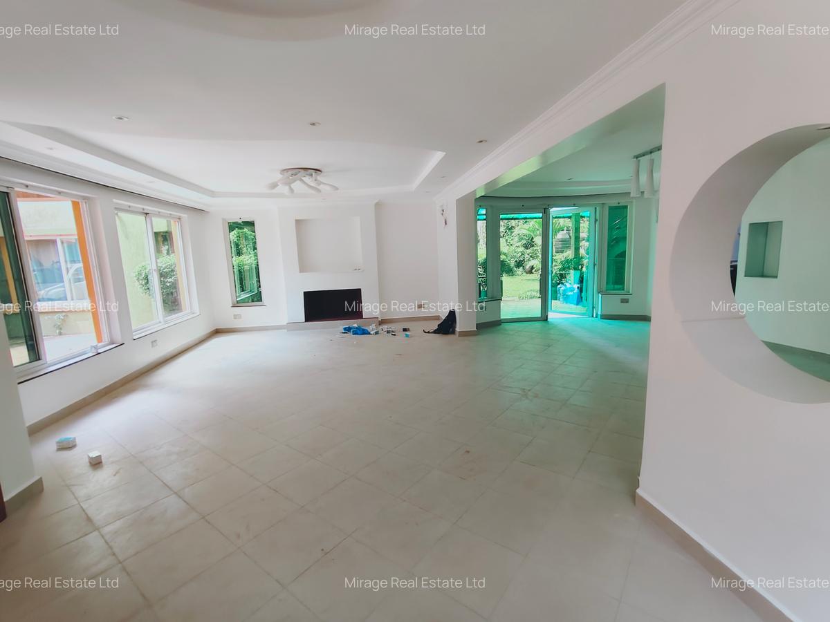 4 Bed Villa with En Suite in Riverside - 2