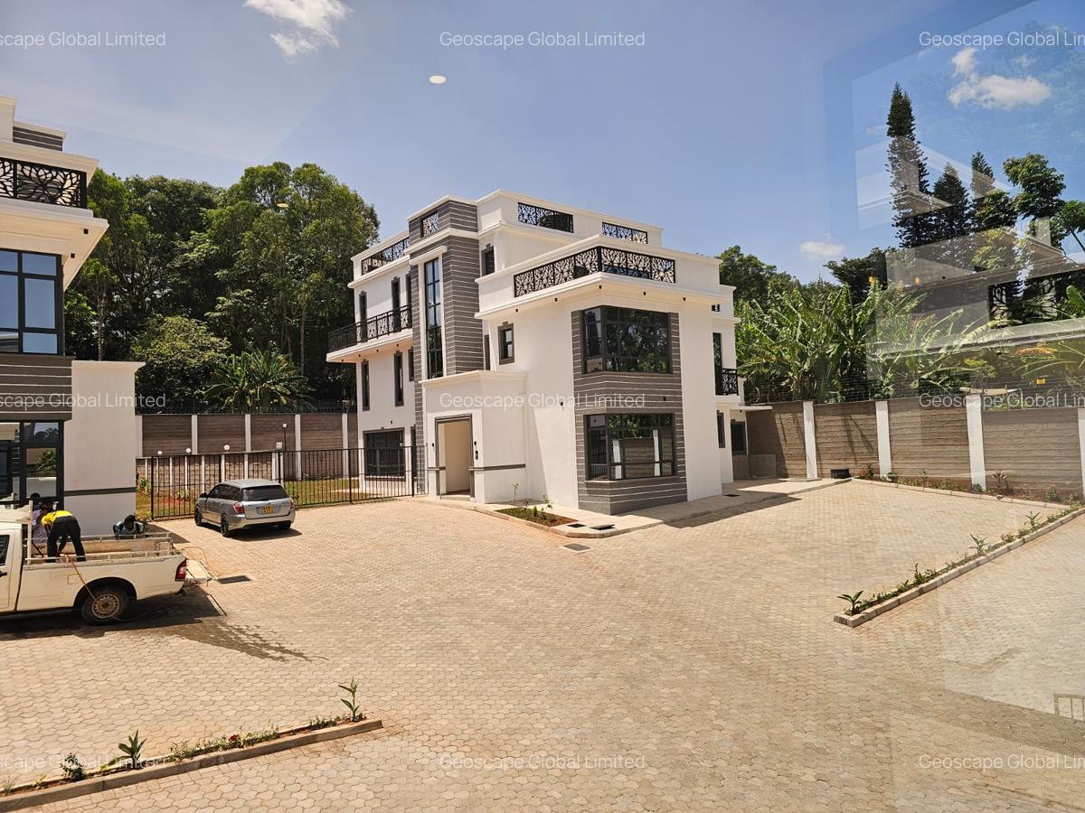 5 Bed House with En Suite in Lavington - 12