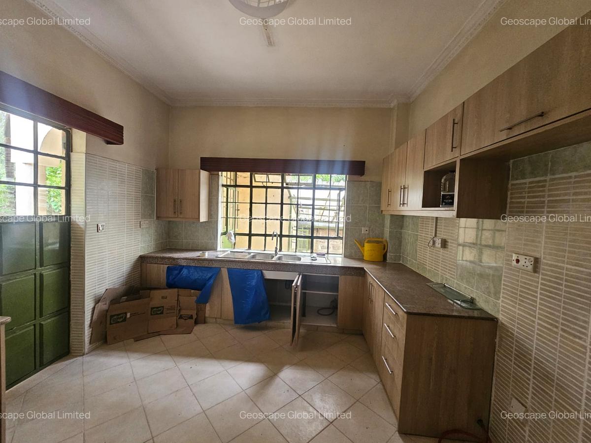 4 Bed House with En Suite in Lavington - 6