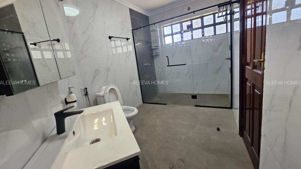 4 Bed House with En Suite in Lavington - 16