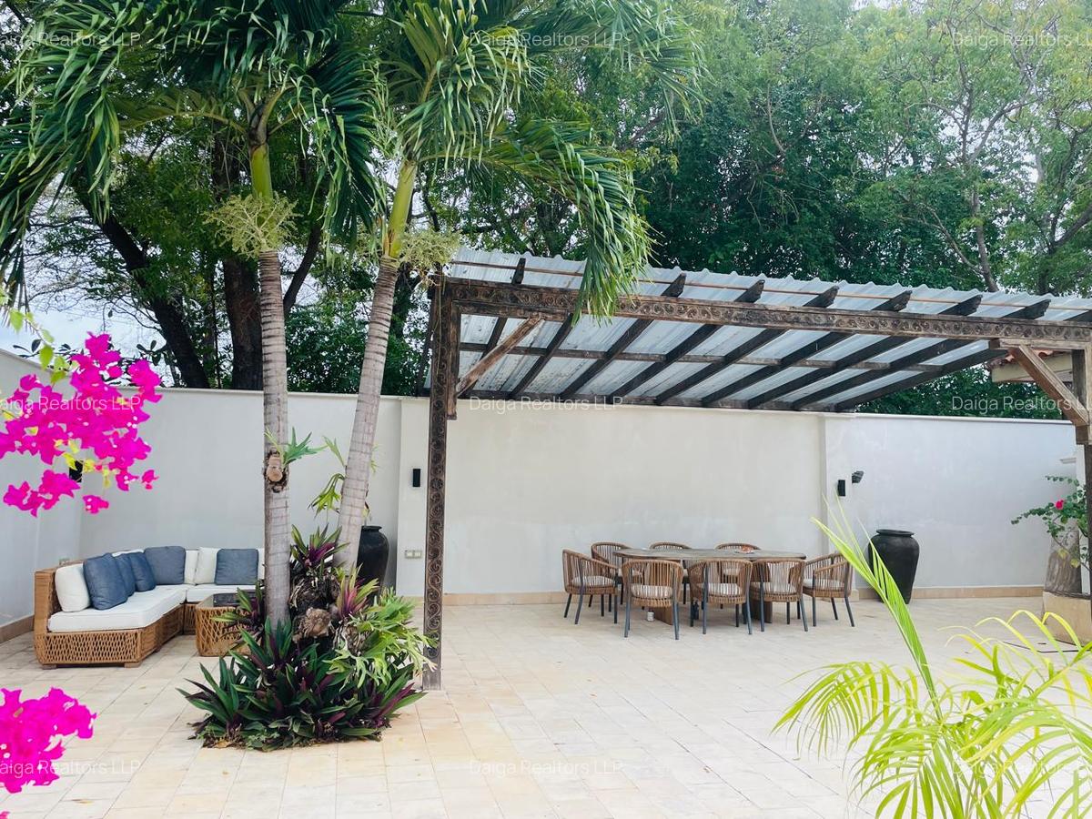 4 Bed Villa with En Suite in Bofa - 11