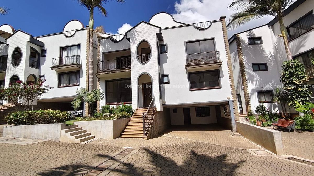 4 Bed Townhouse with En Suite in Brookside - 1