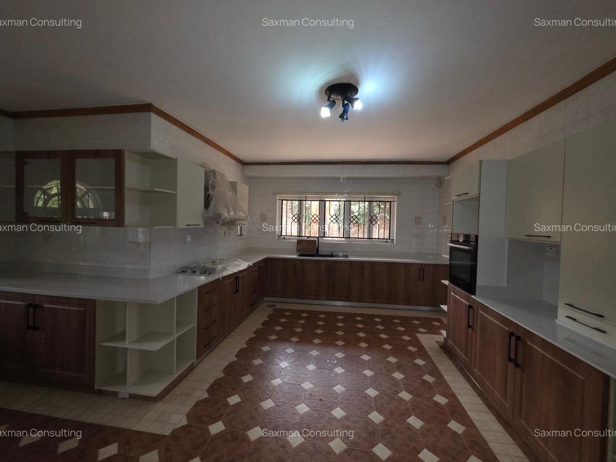 4 Bed House with En Suite in Lake View - 13