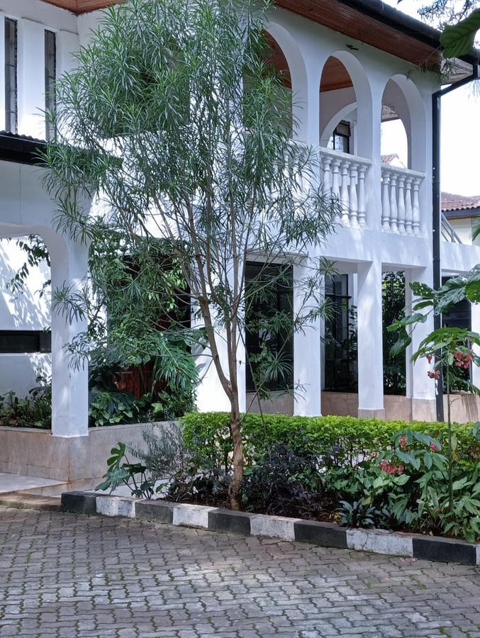 5 Bed House with Swimming Pool at Garden Estate - 9