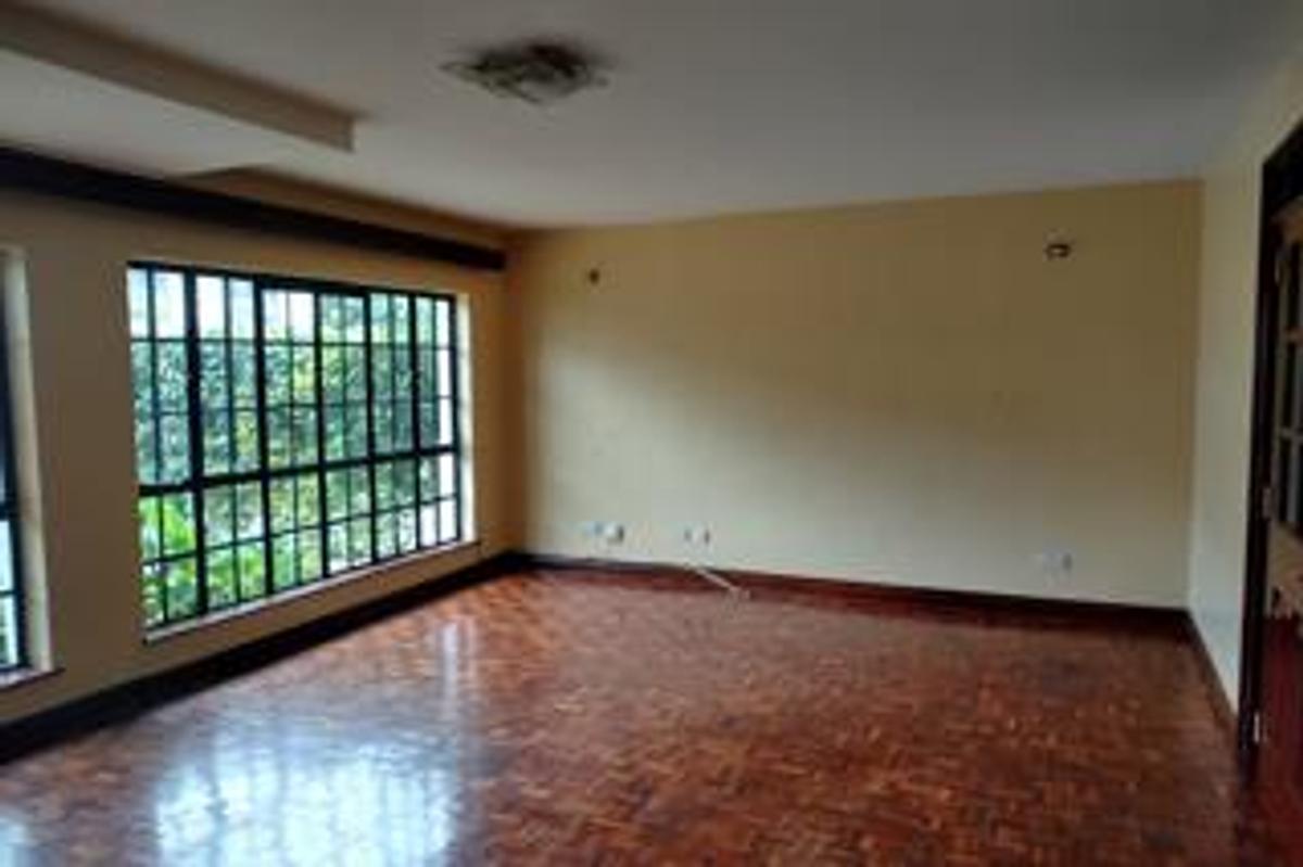 4 Bed House with En Suite in Brookside - 2
