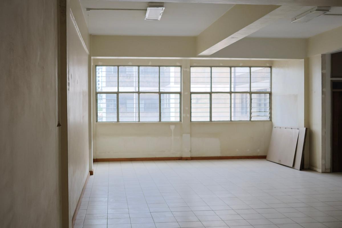 4,830 ft² Office with Service Charge Included in Industrial Area - 11