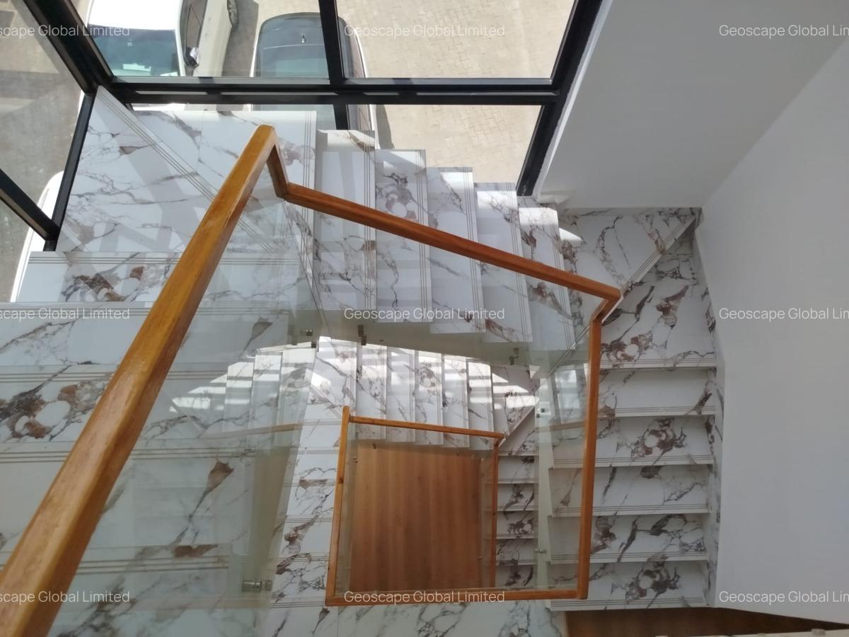 5 Bed House with En Suite in Lavington - 14