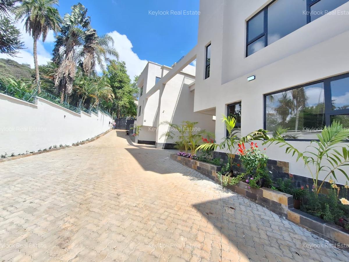5 Bed Townhouse with En Suite at Lavington - 2