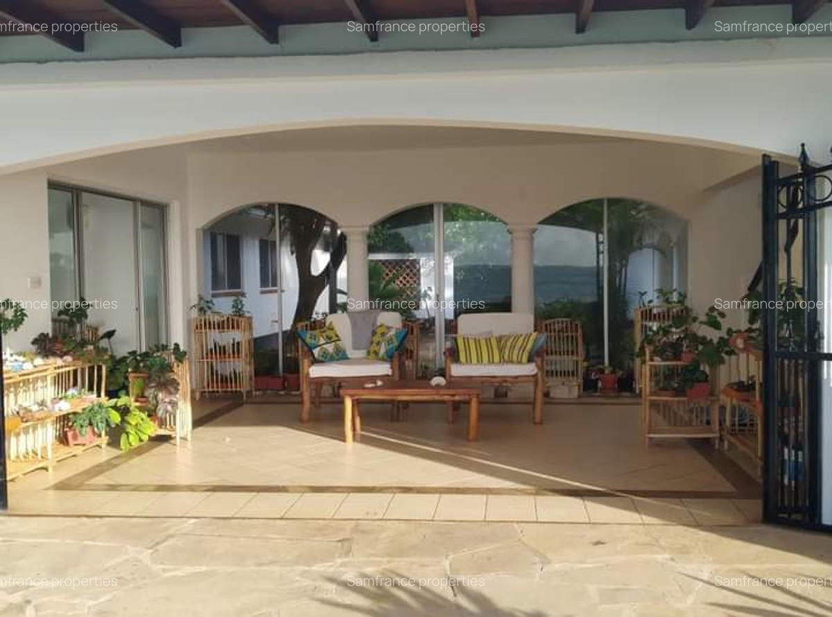 4 Bed Villa with En Suite at Bofa - 7