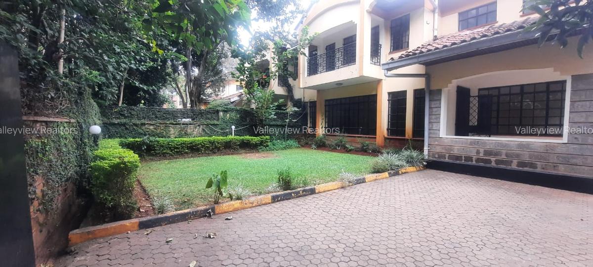4 Bed Townhouse with En Suite at Lavington - 5