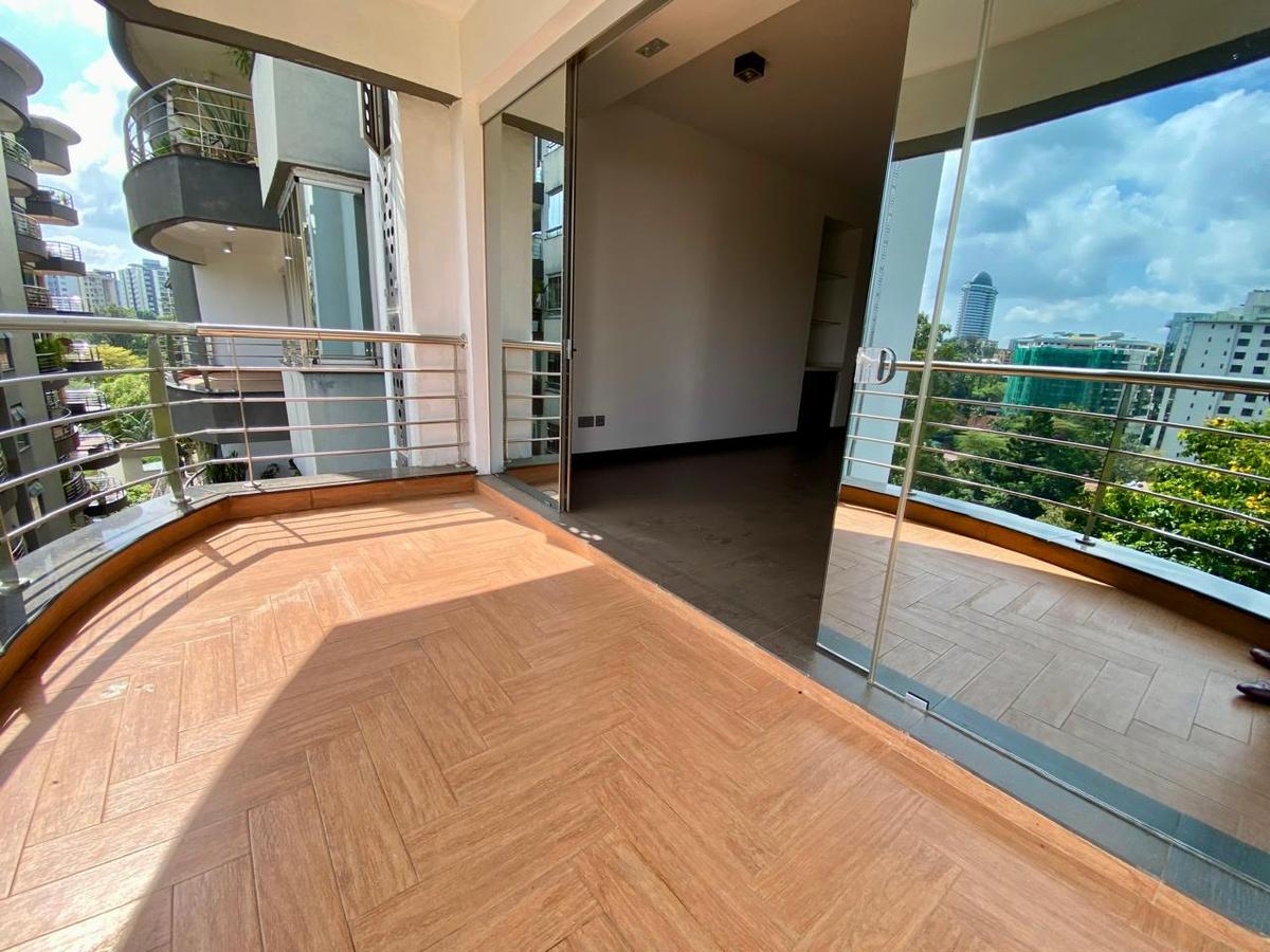 3 Bed Apartment with En Suite in Riverside - 12