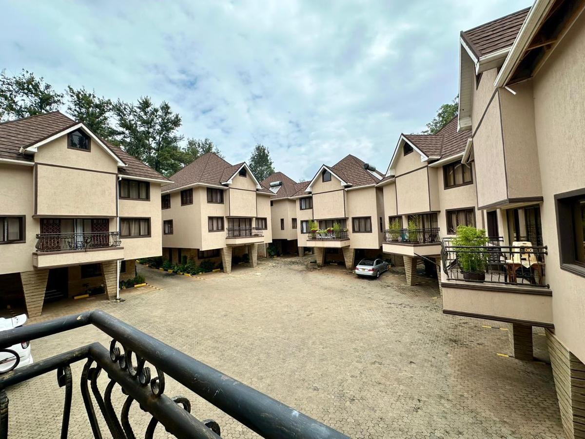 5 Bed Townhouse with En Suite at Lavington - 2