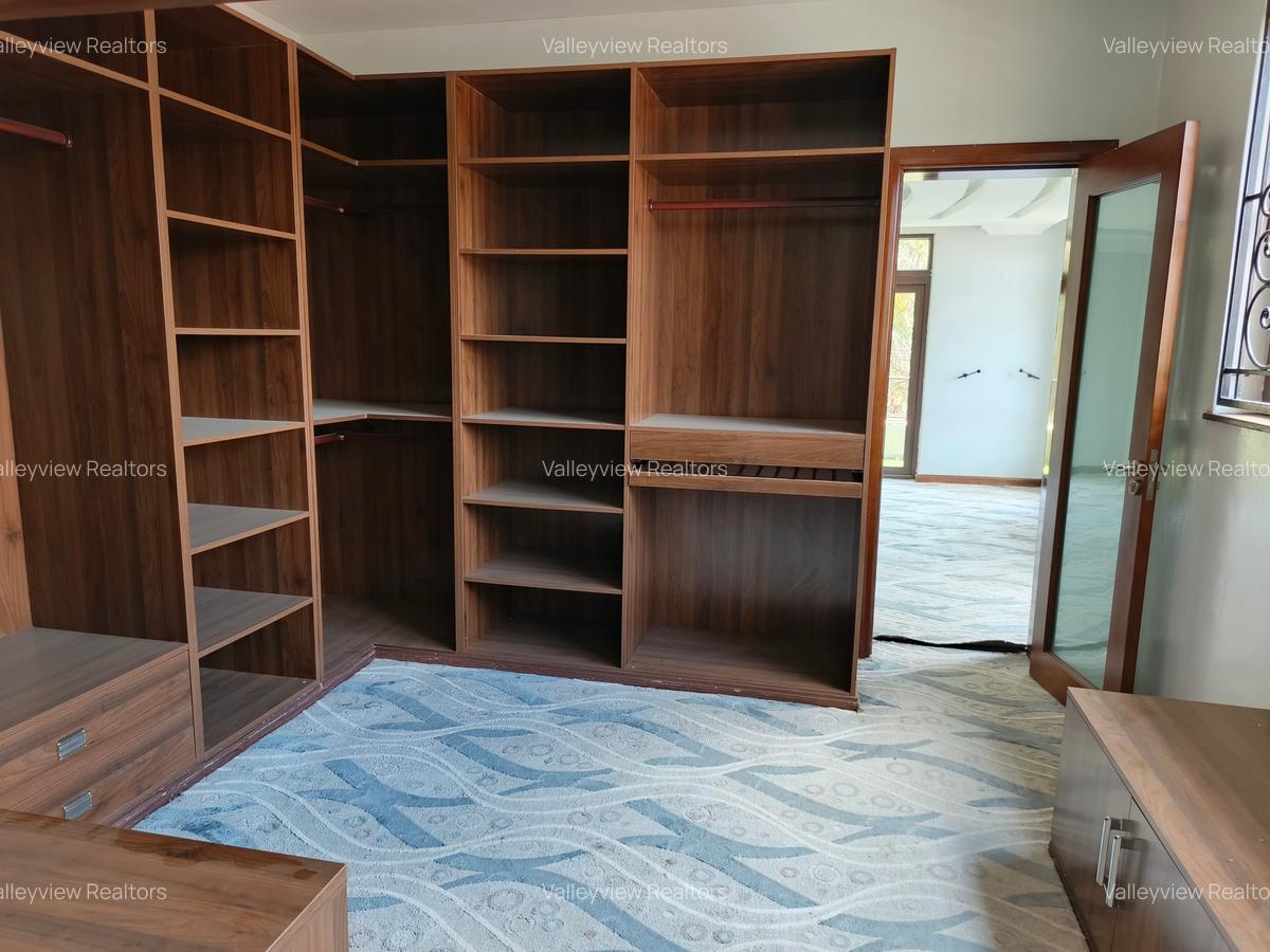 6 Bed Townhouse with En Suite at Lavington - 4