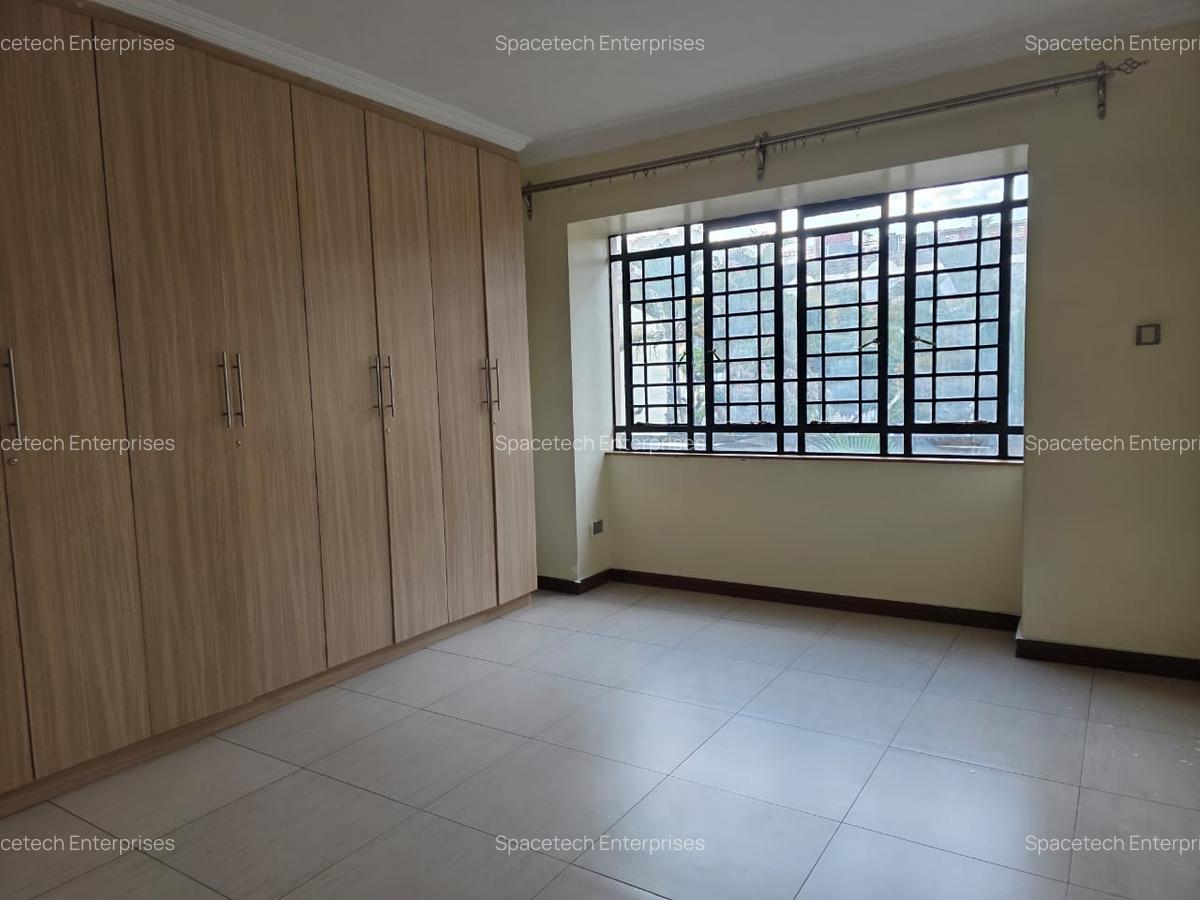 4 Bed Apartment with En Suite in Parklands - 9