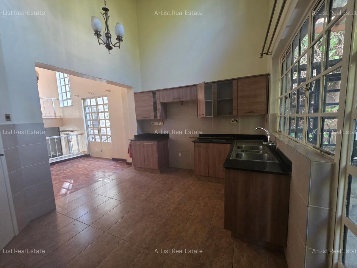 4 Bed Villa with En Suite at Redhill - 3