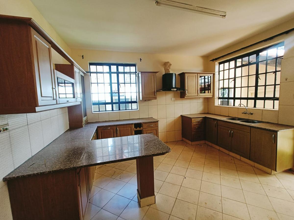 5 Bed House with En Suite in Lavington - 6