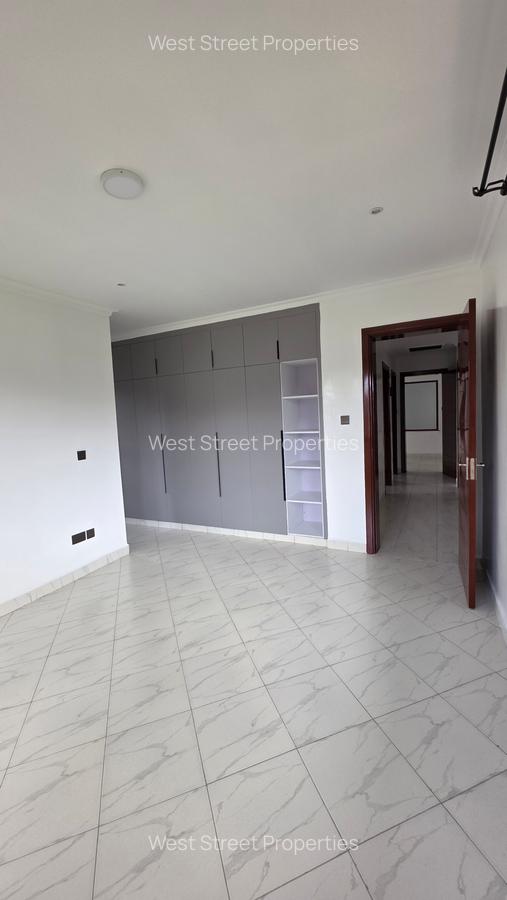 4 Bed Townhouse with En Suite at Arthiriver - 15