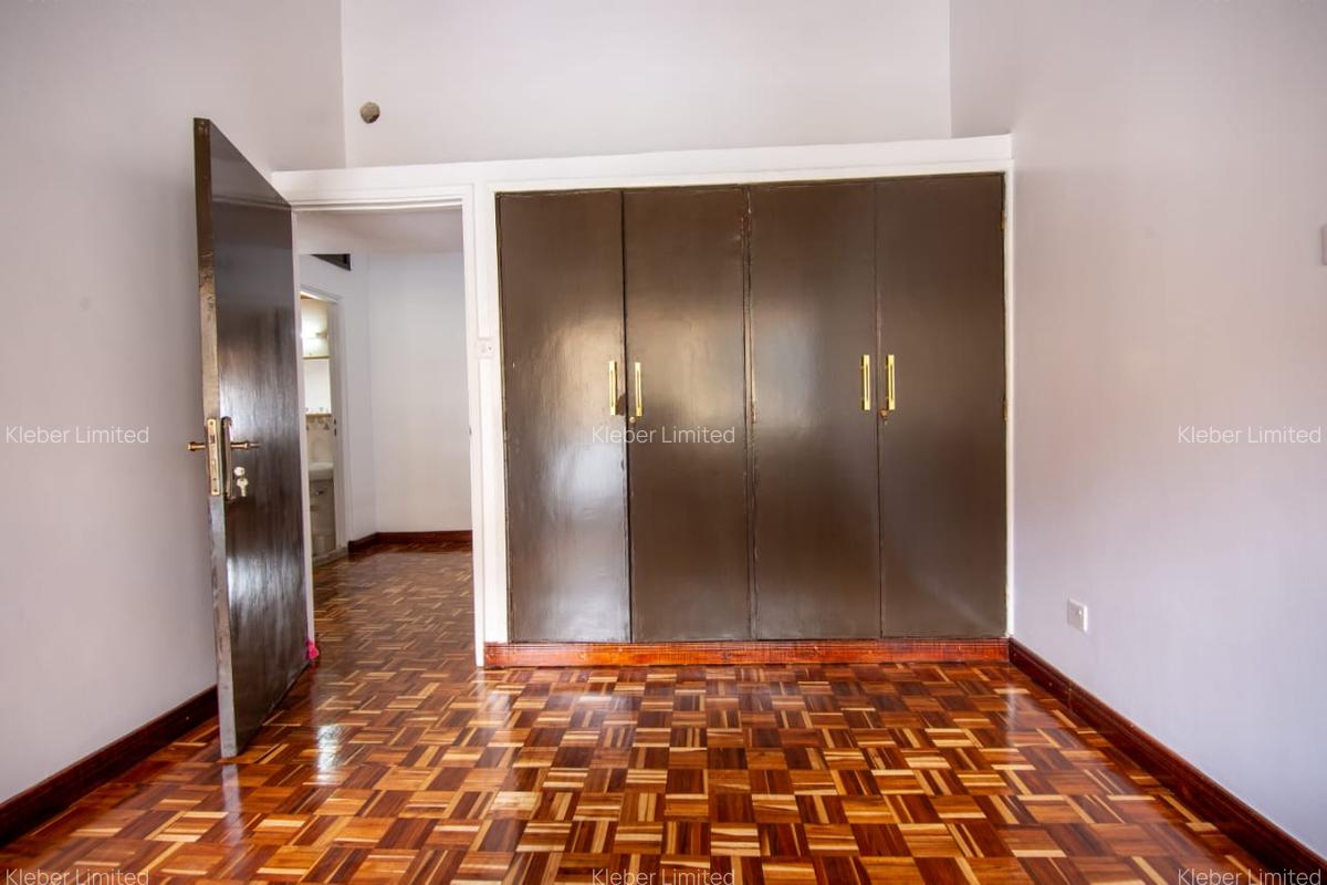 4 Bed House with En Suite in Lavington - 17