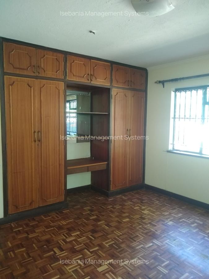 4 Bed House with En Suite at - 11