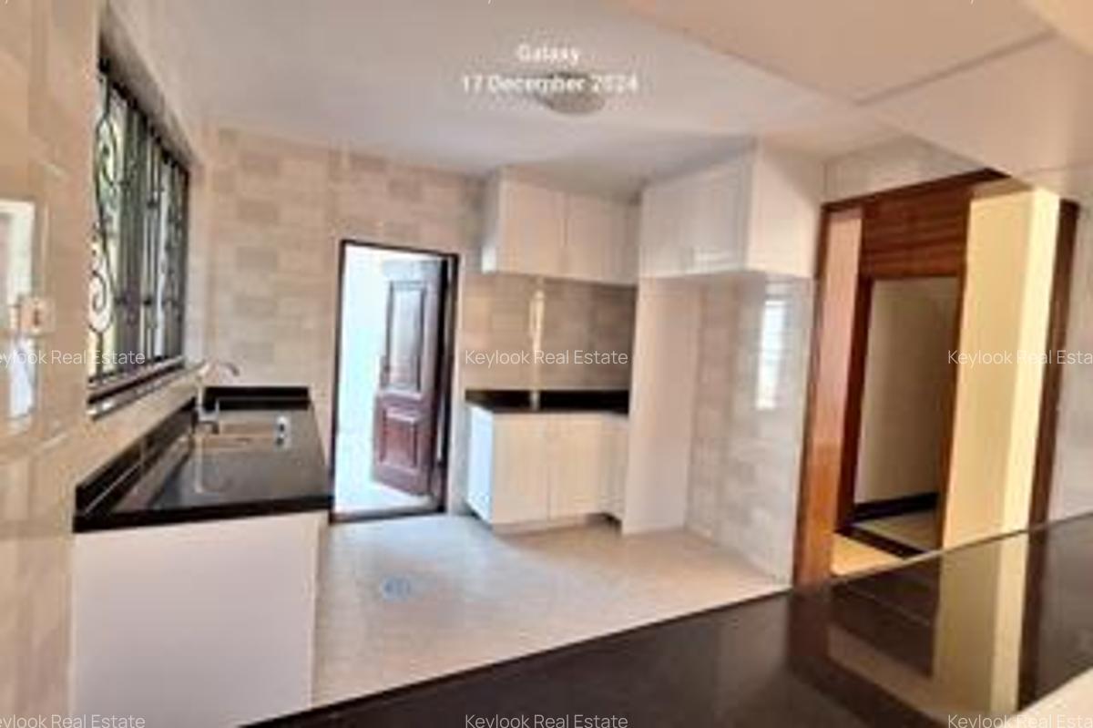 5 Bed Townhouse with En Suite at Lavington - 7