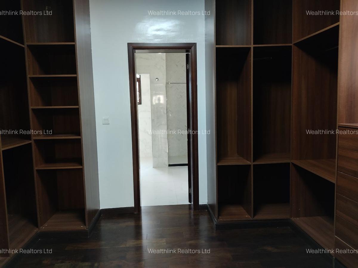 5 Bed Townhouse with En Suite at Lavington - 15