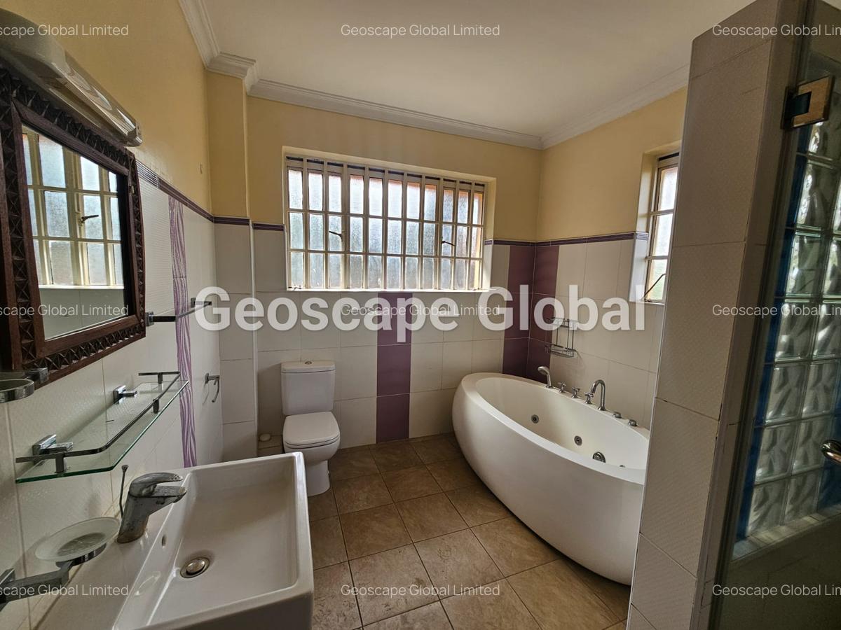 4 Bed House with En Suite in Rosslyn - 6