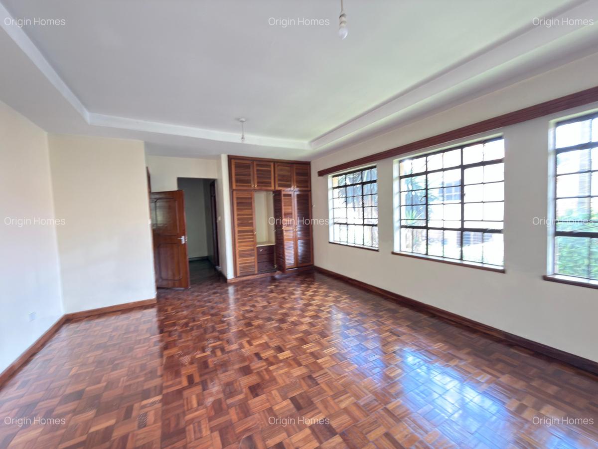 5 Bed House with En Suite in Runda - 9