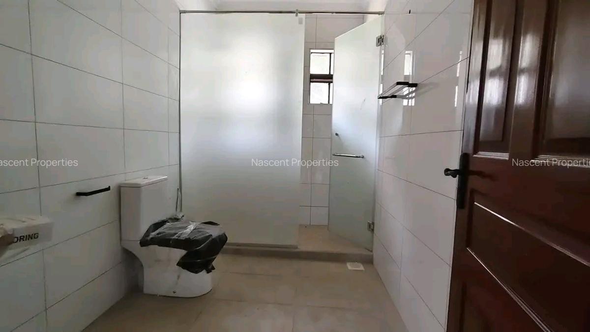 5 Bed House with En Suite in Ridgeways - 17